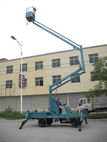 曲臂式升降機使用中